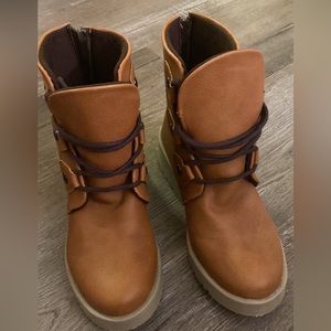 GH Bass and Co, Brown Fall boots size 6.5 New condition (worn once)